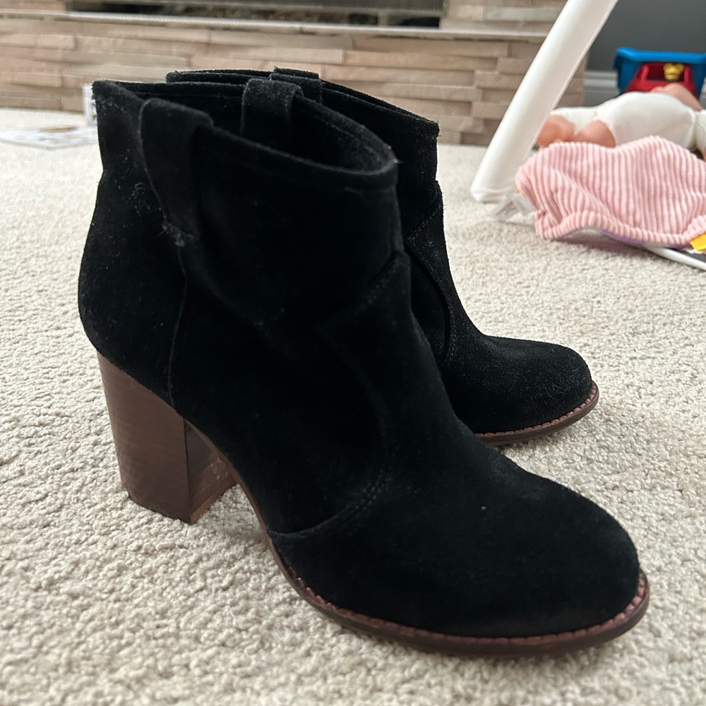 Splendid Lakota Ankle Bootie. Suede Size 6 Black